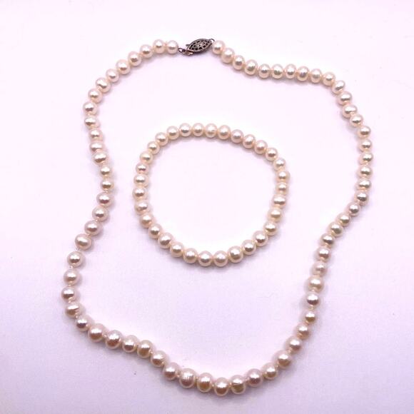 Vintage Pearl Necklace & Bracelet Set with Sterling Silver Clasp - Picture 6 of 6